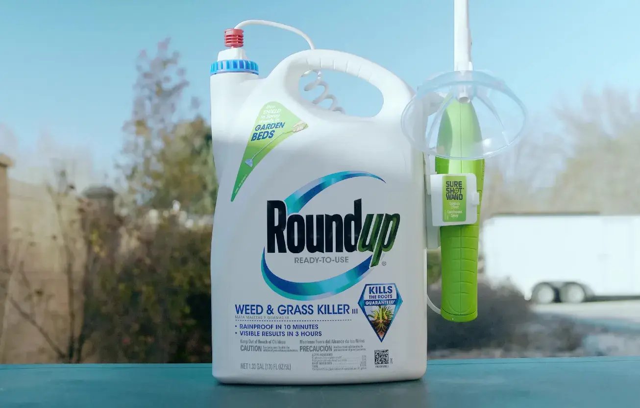Roundup bottle with spray wand